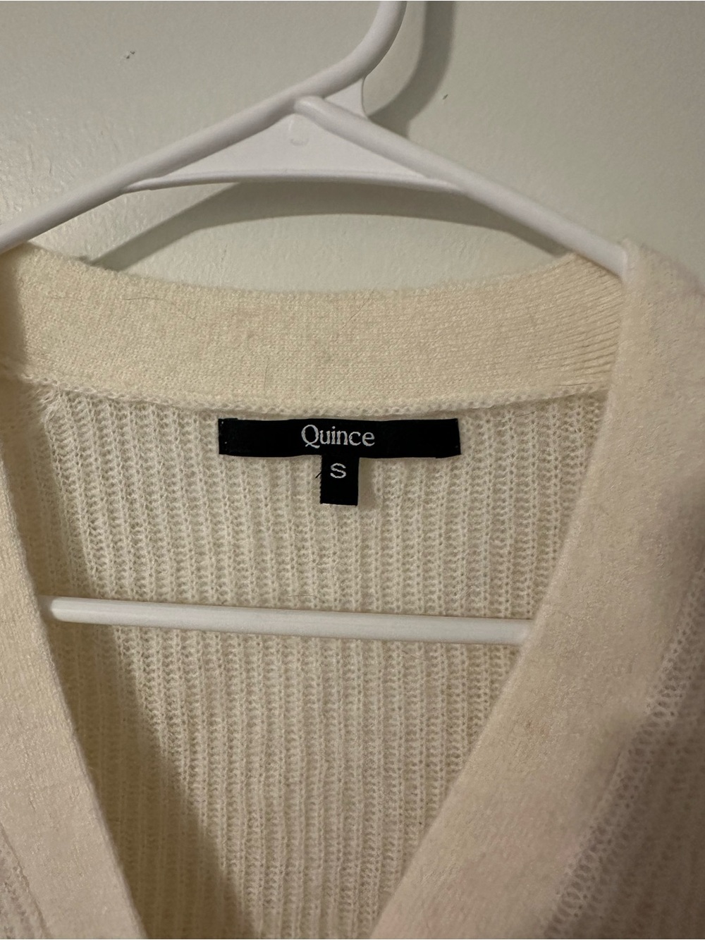 Quince Lightweight Baby Alpaca Cropped V-Neck Cardigan stone ivory - Picture 3 of 5